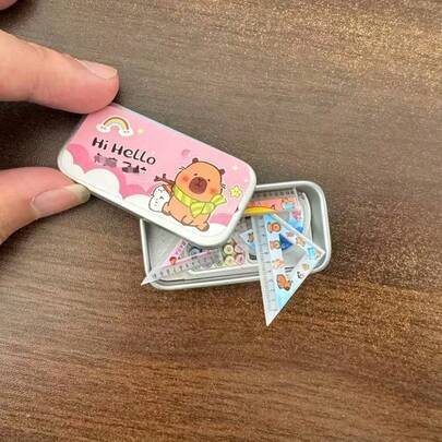 8 piezas Juego de papelería en miniatura, incluye estuche para lápices en miniatura, regla triangular y compás multifunción, ideal para crear una escena de estudio detallada en una casa de muñecas. Artículos pequeños y lindos, accesorios perfectos para la casa de muñecas (colores surtidos)