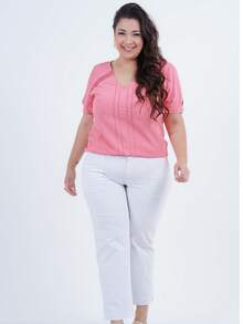 Women's Plus Size Blouse In Smooth Viscose Fabric, V-Neck And Short Sleeves With A Discreet Opening Finished With A Thin Cuff Of The Same Fabric Closed By A Button. It Has A Yoke On The Shoulders Followed By Lace Detail, Side Slits To The Hem, Pleats At Bust Height, Ribbing Detail And On The Back, A Round Neck Followed By An Opening Closed By A Button Finished By A Slit.

A Basic Piece With Details That Make A Difference!

Our Size L Has A Length Of 70 Cm. - 羅莎 - 查看 6