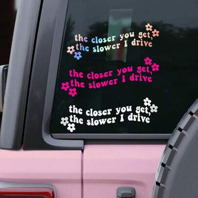 趣味乙烯基汽车贴纸 - “你离我越近，我开得越慢”，粉色花朵图案 - 哑光表面，适用于汽车、玻璃或金属表面，汽车贴纸 | 花卉装饰贴纸 | 乙烯基贴纸，车辆贴纸
