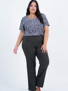 Women's Plus Size Blouse In Printed Viscose Fabric, U-Neck And Short Sleeves. Features Embroidered Facing Detail, Pleats At The Bust And Back, Round Neck Followed By A Button Closure Finished With A Cutout.

An Ideal Piece To Complete Your Winter Looks.

Our Size L Has A Length Of 69 Cm. - 綠色 - 查看 5