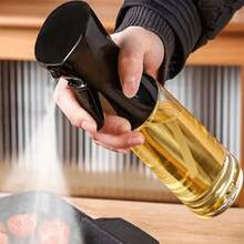 1个橄榄油喷雾瓶，PET材质，适合盛装各种液体，可用于户外烧烤、烤肉、低脂食品、沙拉、厨房、空气炸锅和露营，适合女孩使用，轻便易携，家用烧烤喷雾器，可重复灌装。