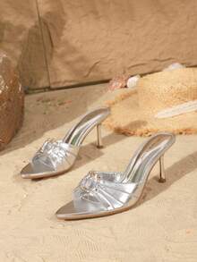 On feet& in love Sandálias Slide Abertas Elegantes de Moda Feminina com Fivela Redonda de Metal Plissada, Adequadas para Combinar com Vestidos, Saltos Altos, Looks de Primavera e Verão - Prata - Visão 6
