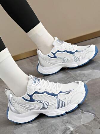 1 par damsneakers med grova detaljer, utomhusskor med kilklack, halkfri slitstark mesh och läderlappning, rund tå med snörning, collegestil, storlek 36-41, beige och blå