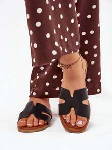 Élégantes et confortables sandales plates d'été pour femmes  synthétique avec découpes, modèle Salyra noir et marron - Noir - Voir 1