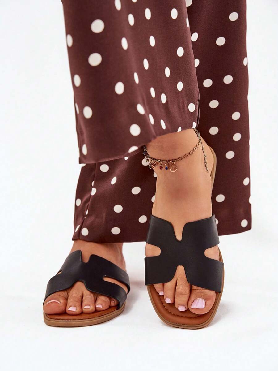 Élégantes et confortables sandales plates d'été pour femmes  synthétique avec découpes, modèle Salyra noir et marron - Noir - Voir 1