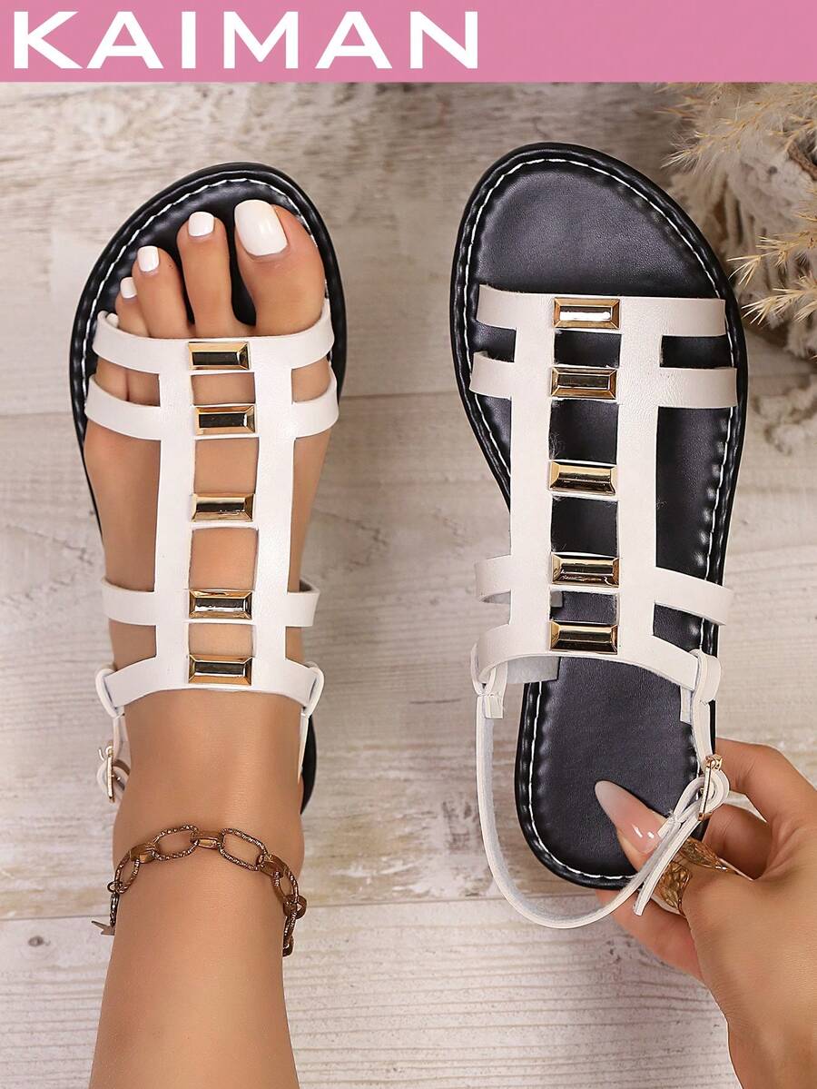 1 Đôi dép xăng đan đế bằng thời trang mới cho nữ, họa tiết hình học tiệc bãi biển thời trang, thiết kế hình học bằng da PU khoét lỗ, đinh tán đính khóa, dép xăng đan đế bằng thời trang mới cho nữ tiệc bãi biển, xuân/hè - trắng - Xem 1