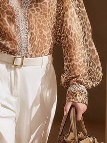 女士时尚性感豹纹透视纽扣衬衫，常规袖衬衫，全身印花，前襟半透明纽扣蕾丝饰边，适合办公室、度假、春夏穿着