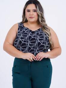 Women's Plus Size Blouse In Printed Polyester Knit Fabric, V-Neck Followed By A Cowl Neck And Sleeveless. It Has A Yoke On The Shoulders With Pleats And On The Back, A Round Neck With A Discreet Opening Finished By A Cutout.

Ideal Piece To Take In Your Travel Bag Because It Has A Wrinkle-Free Fabric!

Our Size L Has A Length Of 66 M. - 藍色 - 查看 2