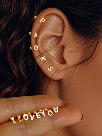 Un solo par de pendientes de plata de ley 925 con 26 iniciales perforadas, pendientes simples de oro de 14K con rosca. Un regalo para el uso diario de las mujeres durante todo el año. Es el mejor regalo para la novia, la madre, las hermanas