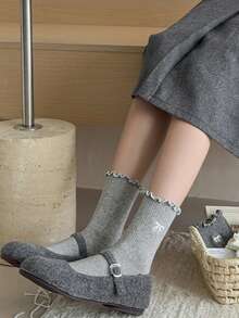 جوارب نسائية، قابلة للتنفس ومريحة، خصر متوسط مزين بالدانتيل الحلو، حواف مكسرة عصرية، تطريز بزهور صغيرة، بتصميم ياباني طويل للركبة مناسب للخريف والشتاء، جوارب نسائية طويلة