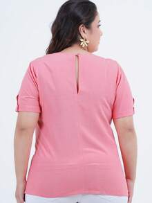 Women's Plus Size Blouse In Smooth Viscose Fabric, V-Neck And Short Sleeves With A Discreet Opening Finished With A Thin Cuff Of The Same Fabric Closed By A Button. It Has A Yoke On The Shoulders Followed By Lace Detail, Side Slits To The Hem, Pleats At Bust Height, Ribbing Detail And On The Back, A Round Neck Followed By An Opening Closed By A Button Finished By A Slit.

A Basic Piece With Details That Make A Difference!

Our Size L Has A Length Of 70 Cm. - 羅莎 - 查看 3