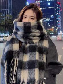 女士格子双面围巾，柔软羊绒质感，保暖披肩，时尚秋冬配饰，双面心形格子图案 - 黑米色 - 查看 4