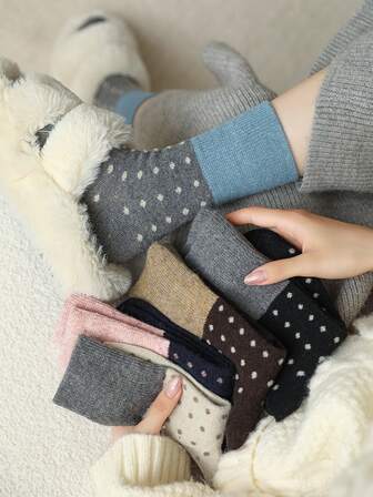 3双装波点图案加厚中筒袜，女士款，颜色随机，保暖柔软，时尚优雅，适合秋冬季节。