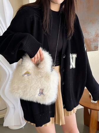 Este bolso pequeño de peluche para otoño e invierno es lindo, ligero y tiene un alto nivel de apariencia. Se puede usar como bolso de bandolera o bolso de mano.