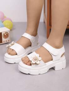 This Soft, Thick-Soled Girls' Sandals Feature A Floral-Embellished Strap, A Fashionable Summer Style Suitable For Children Aged 3 To 15 To Wear For Outdoor Vacations And Beach Activities. - White - View 2