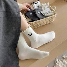 جوارب نسائية، قابلة للتنفس ومريحة، خصر متوسط مزين بالدانتيل الحلو، حواف مكسرة عصرية، تطريز بزهور صغيرة، بتصميم ياباني طويل للركبة مناسب للخريف والشتاء، جوارب نسائية طويلة