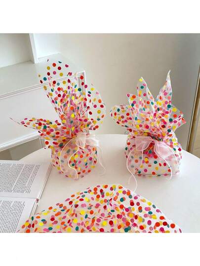 一张彩色波点网纱包装布，非常适合包装礼物、花束、照片和情人节礼物。送礼佳品——可爱极了！