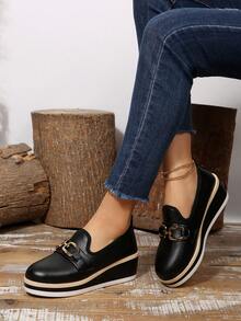 黑色荔枝纹理方形搭扣坡跟乐福鞋，一脚蹬设计，适合办公室/通勤等休闲场合，圆头英伦风百搭坡跟鞋，春秋季款