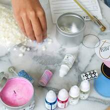 D. I. Y. Custom Candles, Create 2 Scented Soy Candles, Candle Maker Kit, Candle Making Set, Includes Soy Wax Chips, Wicks, Essential Oil, Stickers, Make Your Own Candle Starter Kit, Ages 8+ - Los colores pueden variar - Ver 5