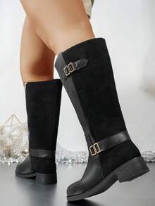 大码女式秋冬皮革+麂皮拼接侧拉链时尚马靴，金属搭扣装饰增添精致感，靴筒高度修饰腿部线条，侧拉链单手即可轻松穿脱，避免摩擦，保暖内衬冬季保暖舒适，经典裸色百搭永不过时，适合通勤、约会、旅行拍照等各种场合，可搭配多种服饰，也适合派对等场合。