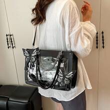 1个日式蝴蝶链条包，大容量女士手提包，蜘蛛网图案深色手提包，适合展示动漫周边、日常通勤、上课、聚会、送礼等场合。