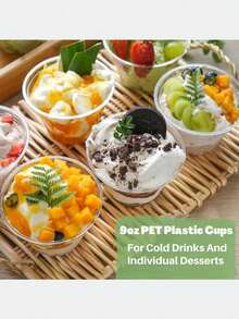 100个透明塑料杯，带盖，水晶PET材质，可作甜点杯、芭菲杯、一次性派对杯，适用于水果、冰淇淋、纸杯蛋糕、冰镇饮料等，也可作学校用品、食品袋、食品盒，适合盛装糖果、巧克力、饼干等，适用于万圣节或圣诞节派对