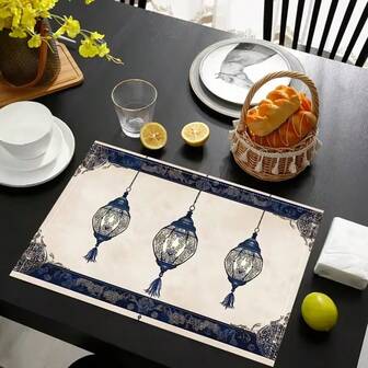 4 adet Ramazan temalı Amerikan servis altlığı, minimalist hilal ve fener desenleri ile zarif lacivert ve bej dekoratif kenarlıklara sahiptir. Toplantılar, yemekler ve bayram dekorasyonu için uygundur. Boyut: 30x45 cm, Ev dekorasyonu, bayram sofrası dekorasyonu, çiftlik evi tarzı dekorasyon, yıkanabilir, dayanıklı malzeme, bayram sofrası dekorasyonu ve ev eğlencesi için uygundur.