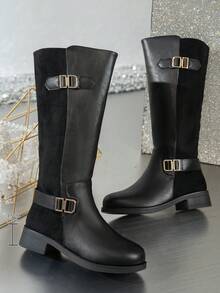 大码女式秋冬皮革+麂皮拼接侧拉链时尚马靴，金属搭扣装饰增添精致感，靴筒高度修饰腿部线条，侧拉链单手即可轻松穿脱，避免摩擦，保暖内衬冬季保暖舒适，经典裸色百搭永不过时，适合通勤、约会、旅行拍照等各种场合，可搭配多种服饰，也适合派对等场合。