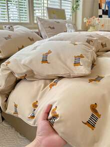 四件套柔软加大款ins风双面床品套装，棕色腊肠犬印花图案（1件被套+1件床单+2件枕套），亲肤磨毛面料，360°防滑包边，不含荧光增白剂，透气、柔软、耐用、可机洗、保暖，适合卧室、客房、宿舍等各种环境，四季皆宜。 - 小復古狗 - 查看 3