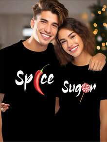 1PC Envío Local - Camiseta de Estilo de Pareja para el Día de San Valentín - Camiseta de Caramelo de Especia para Parejas - Regalo de San Valentín, Estilo Deportivo Casual Unisex con Impresión de Letras Divertidas - Suave y Cómoda, Adecuada para Él y Ella, Muy Adecuada para el Día de San Valentín y Ropa Casual - Hombres - Negro - Ver 2