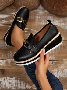 黑色荔枝纹理方形搭扣坡跟乐福鞋，一脚蹬设计，适合办公室/通勤等休闲场合，圆头英伦风百搭坡跟鞋，春秋季款