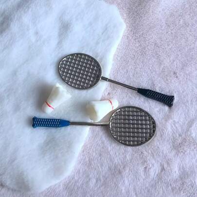 Mini badmintonset, innehåller 2 racketar och 2 badmintonbollar - Mini sportutrustning, vita racketar med svarta/röda badmintonbollar, kompatibel med dockhus, modellsporter eller riktiga lekar - perfekt present för badmintonentusiaster och samlare