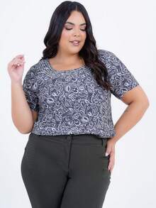 Women's Plus Size Blouse In Printed Viscose Fabric, U-Neck And Short Sleeves. Features Embroidered Facing Detail, Pleats At The Bust And Back, Round Neck Followed By A Button Closure Finished With A Cutout.

An Ideal Piece To Complete Your Winter Looks.

Our Size L Has A Length Of 69 Cm. - 綠色 - 查看 2