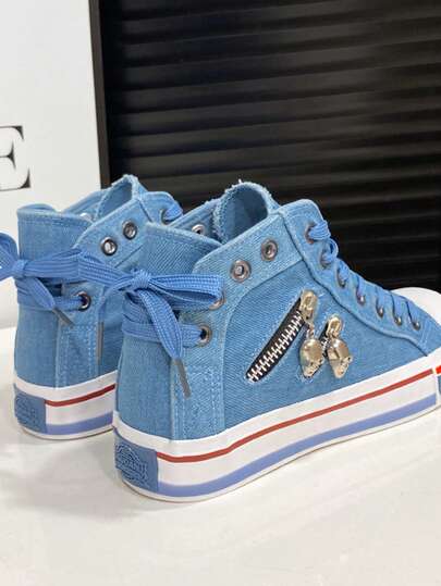 运动金属孔眼系带鞋，适合秋季居家、上学、户外活动穿着。