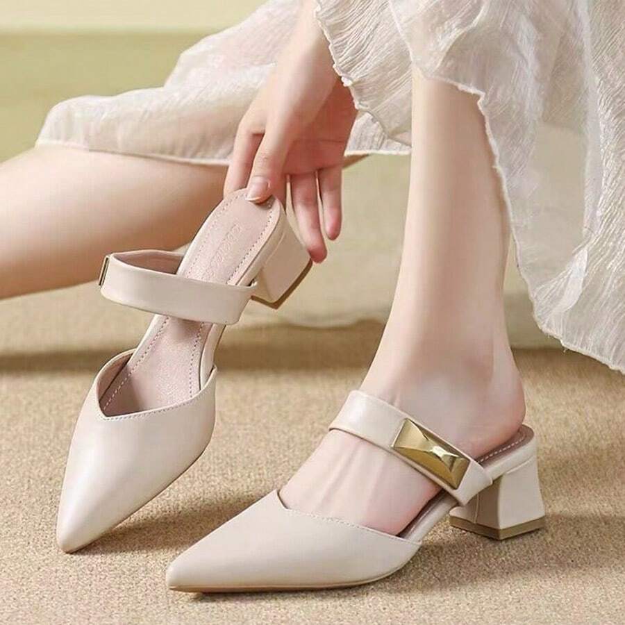 Zapatos de tacón para mujer Mules con punta afilada y talón abierto, detalles metálicos y tacones gruesos. Nuevo estilo de moda europea y americana para el verano. Mules con media punta para mujer. Sandalias mules con tacones gruesos para llevar al aire libre. Elegantes sandalias con punta afilada para mujer. Colección de verano. - Beis - Ver 1