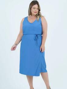 Women's Plus Size Dress In Smooth Viscose Fabric, Midi Length, V-Neck With Wide Facing Of The Same Fabric And Wide Straps. It Has Pleats At The Bust, A Crossover Detail From The Waist Accompanied By Thin Straps Of The Same Fabric Giving A Cinched Waist To The Piece And At The Back, A Round Neck Followed By A Discreet Opening Closed By A Button Finished By A Cutout.

A Unique Piece Ideal For Composing Your Summer Looks!

Our Size L Has A Length Of 120 Cm. - 藍色 - 查看 2