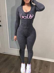 LovelyWholesale Set di due pezzi da donna composto da felpa con cappuccio a maniche lunghe con stampa leopardata e scritta, e pantaloni stampati sul retro, per l'estate