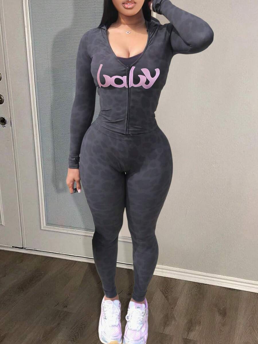 LovelyWholesale Set di due pezzi da donna composto da felpa con cappuccio a maniche lunghe con stampa leopardata e scritta, e pantaloni stampati sul retro, per l'estate