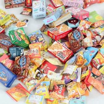 100 Peças Miniatura de Lanches Embalados Realistas para Casa de Bonecas, Comida Falsa, Comida em Caixa, Brinquedos de Comida em Miniatura, Modelo de Loja de Conveniência OB11, Pacotes Miniatura de Biscoitos, Latas, Garrafas, Adereços de Fotografia, Decoração de Cenário, Decorações em Miniatura para Mesa, Presente de Aniversário