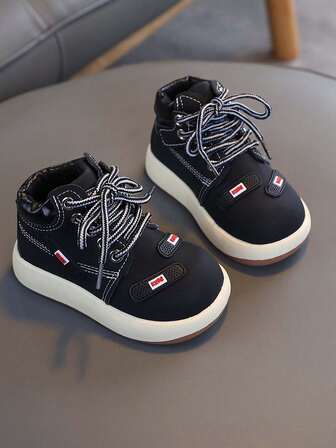 1双新款中帮运动鞋，适合学生户外活动