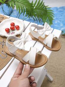 2025 时尚米色女童凉鞋，采用 3D 蝴蝶结装饰，米色皮革防滑平底复古公主风凉鞋，适合 3-12 岁女孩在派对、度假或夏季郊游时作为公主鞋穿着！