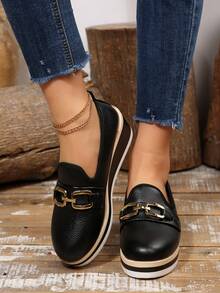 黑色荔枝纹理方形搭扣坡跟乐福鞋，一脚蹬设计，适合办公室/通勤等休闲场合，圆头英伦风百搭坡跟鞋，春秋季款