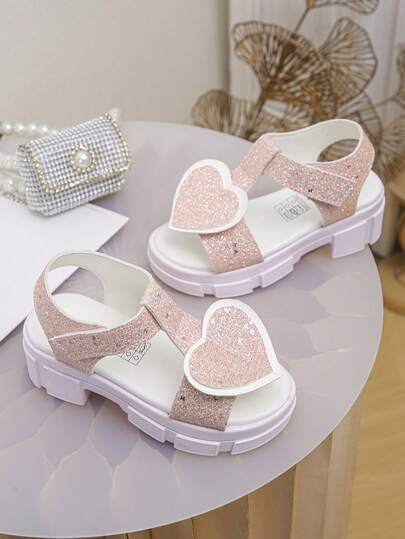 1双闪亮爱心装饰厚底公主风凉鞋，百搭实用，是小女孩夏季必备鞋款