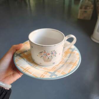 Conjunto de Xícara e Prato de Cerâmica com Urso, para o Chá da Tarde Britânico, Adequado para Café e Sobremesas. Design Adorável com Estética Feminina, Estilo Retrô Francês, Visual Vintage de Alta Qualidade. Pode ser Usado para Chá da Tarde ou Café da Manhã.