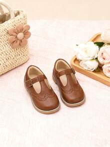 A Pair Of Brown Shoes With T-Strap,Metal Buckle - Leather Shoes,Oxford Shoes,Loafer Shoes,Flat Shoes Kids Shoes,Shoes,Girls Shoes,Girl Shoes,Zapatos De Niña,Toddler Girl Shoes,Kid Shoes,Zapatos Para Niñas,Shoes For Girls,Zapatos De Niño,Zapatos,Zapatos Para Niña,Kids,Shoes Kids,Zapatos De Niñas,Zapatos Para Niños,Little Girl Shoes,Zapatos Niña,Zapatos De Niños,Girls Dress Shoes,Girls,Flats,Zapatos Niñas,Toddler Girl,Shoes Girls,Loafers For Toddler & Little Girls & Little Boys | Ideal For School Day,Field Trip,After-School Playdate,Birthday Party,Family Brunch,Picnic,Church Service,Holiday Gathering,Art Class,Library Visit,Park Stroll,Weddings,Outings,Special Occasions,Christmas,New Year Celebrations - 5304棕色 - 查看 3