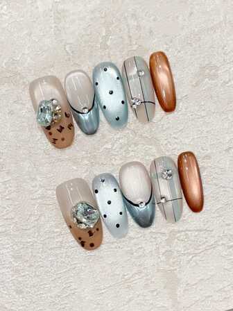 优雅触感，尽在指尖！这款10片装手工美甲贴片，中号椭圆形，棕色手绘豹纹，搭配蓝色金属法式甲尖、手绘格纹和黑色圆点，尽显奢华质感，并点缀蓝色水钻。无论是日常工作、外出、节日装扮、音乐会，还是作为礼物送给朋友，都是完美之选。这款可重复使用的手工美甲贴片套装包含果冻胶和迷你指甲锉。