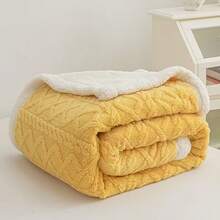 Manta de Doble Cara Blando al Tacto, Suave y Acolchonada - Aislante de Calor y Adecuada para Todas las Estaciones, Ideal para Momentos de Relax - Estilo Moderno y Minimalista con Colores Dopamina Vibrantes y Energizantes, que Iluminan Cualquier Espacio - Perfecta para el Sofa de la Sala, la Cama del Dormitorio, el Escritorio de la Oficina o Viajes - Altamente Versátil, para Crear Ambientes Acogedores y Regalo Inolvidable - Amarillo - Ver 10