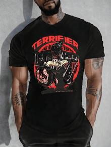 Payaso siniestro con sonrisa perturbadora sosteniendo cabeza falsa y arma sobre fondo rojo que evoca ambiente circense aterrador camiseta de hombre 100% algodón 220g - Negro - Ver 8