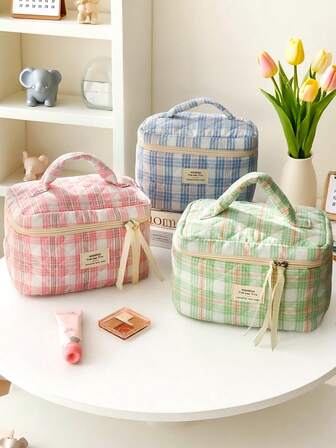 En ny, quiltad och söt sminkväska i koreansk stil med INS-motiv och stor kapacitet för toalettartiklar. Denna sminkväska för kvinnor har ett rutigt mönster och är en multifunktionell förvaringspåse och plånbok för smink med dragkedja. Den kan rymma läppstift, borstar, hudvårdsprodukter, telefoner, mynt och små föremål.