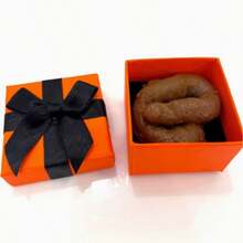 这款“惊喜礼盒”恶作剧玩具道具套装包含1个精美礼盒和1个仿真便便愚人节礼物。 - 彩色 - 查看 9